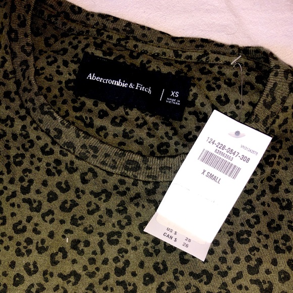 🚨ABERCROMBIE & FITCH - Olive Green Animal Print T-Shirt - Picture 2 of 3